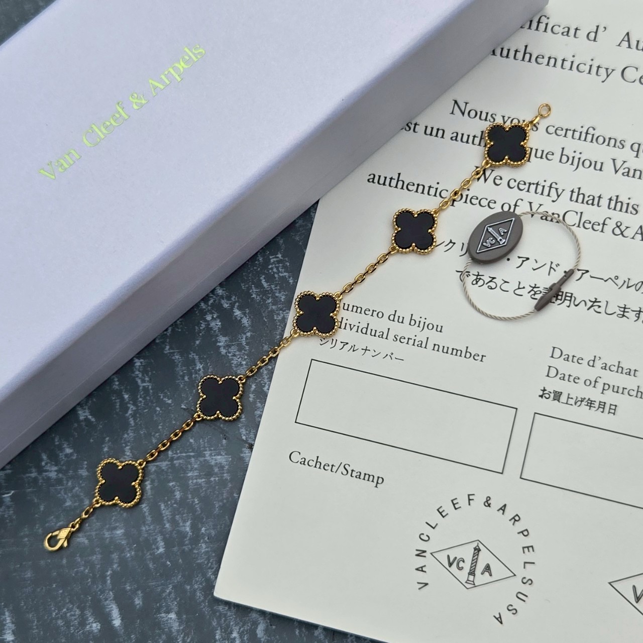 PP12143 สร้อยข้อมือ VC(ดำ-ทอง)