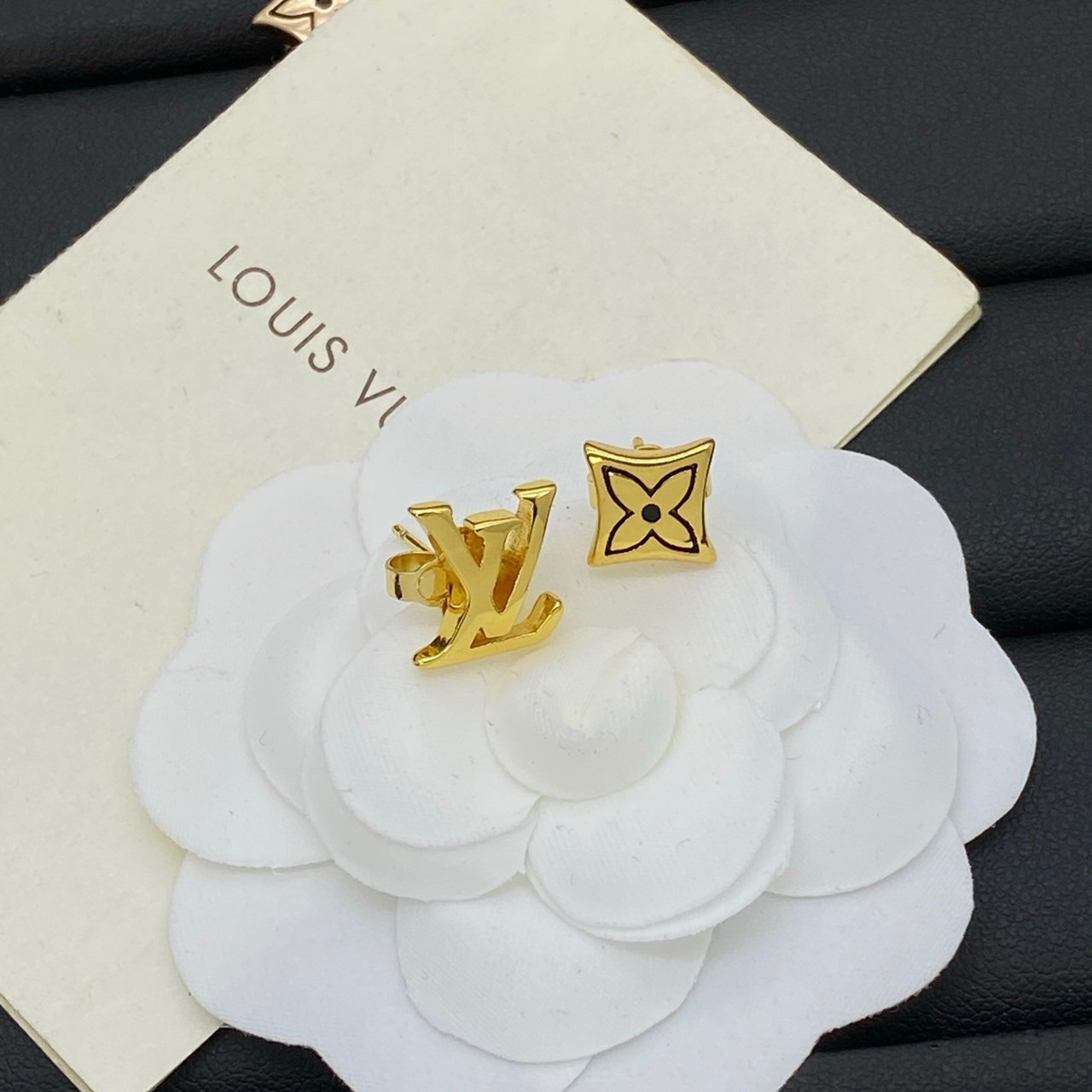 O1371 ต่างหู L(B)