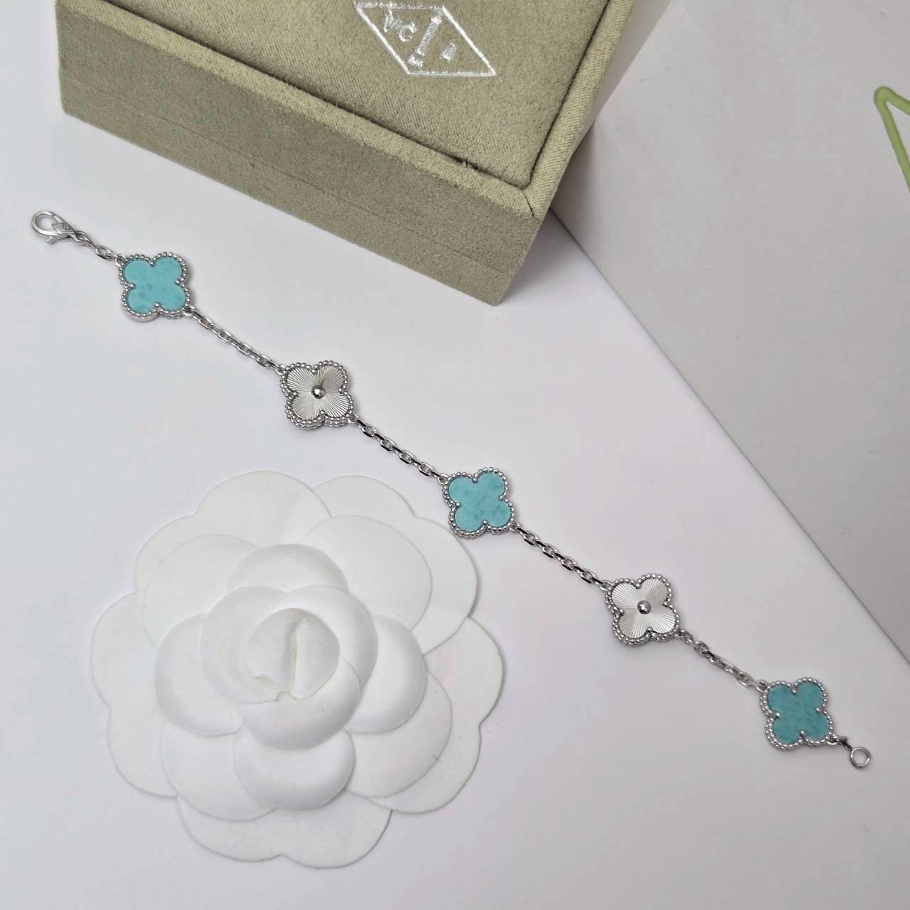 PP12111 สร้อยข้อมือ VC