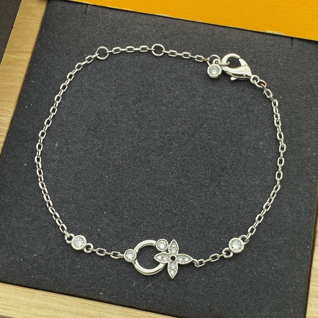 O0888 สร้อยข้อมือ L(เงิน)