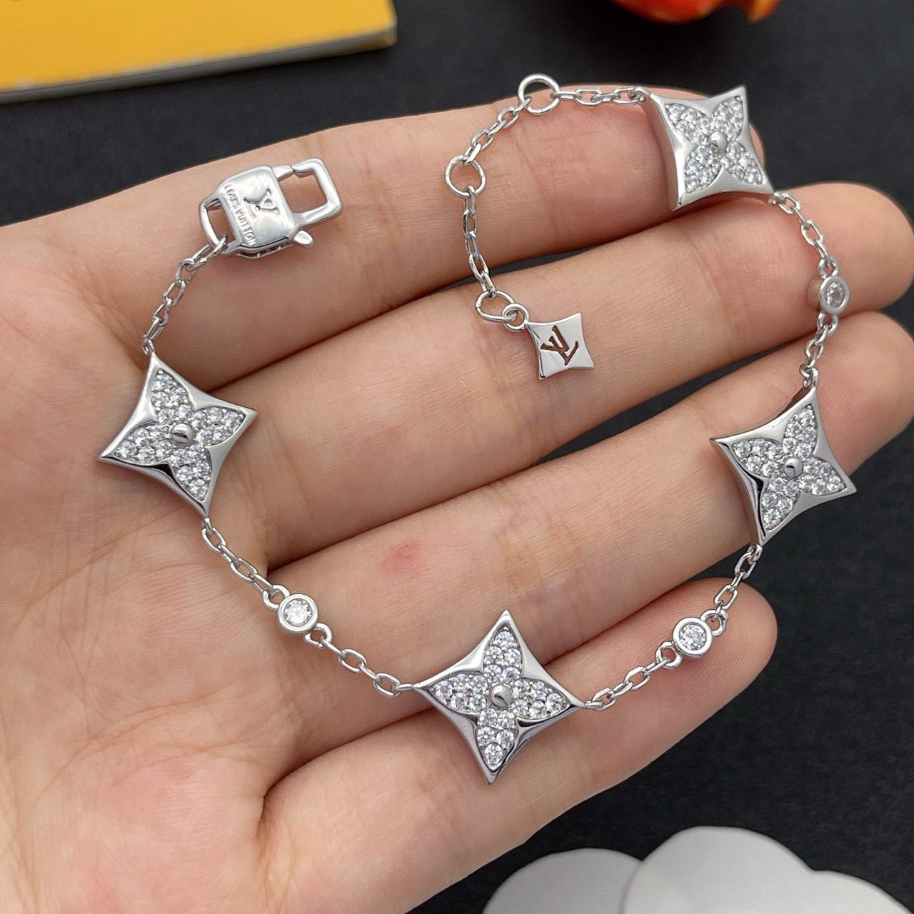 PP12405 สร้อยข้อมือ L(เงิน)