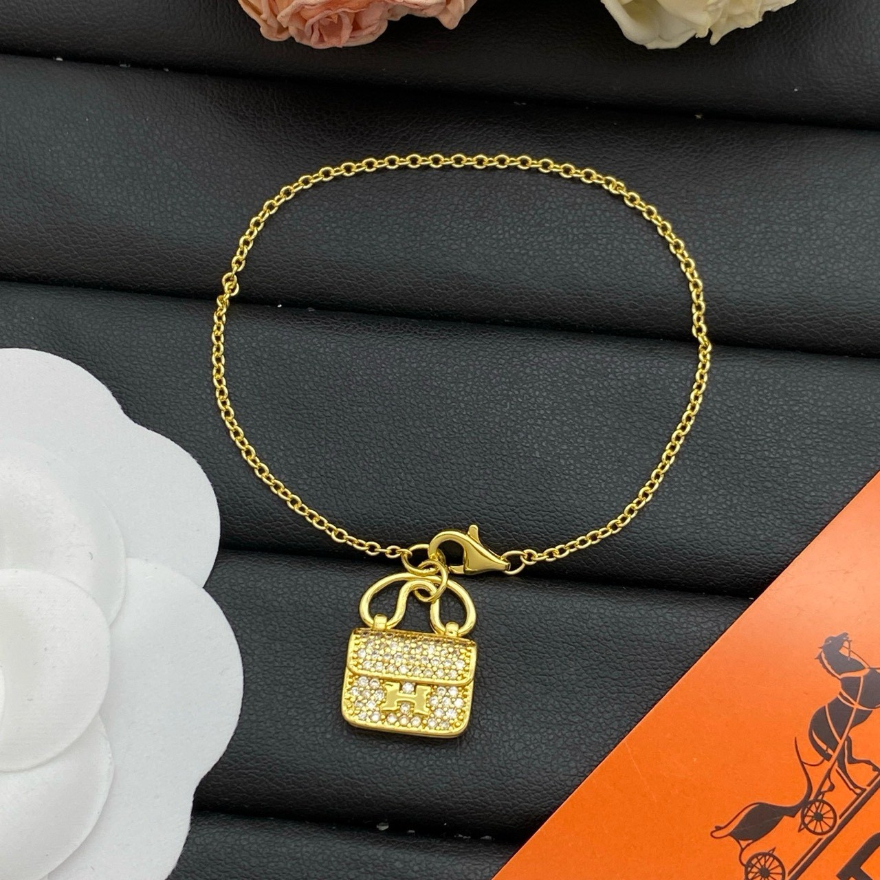 PP12241 สร้อยข้อมือ H(ทอง)