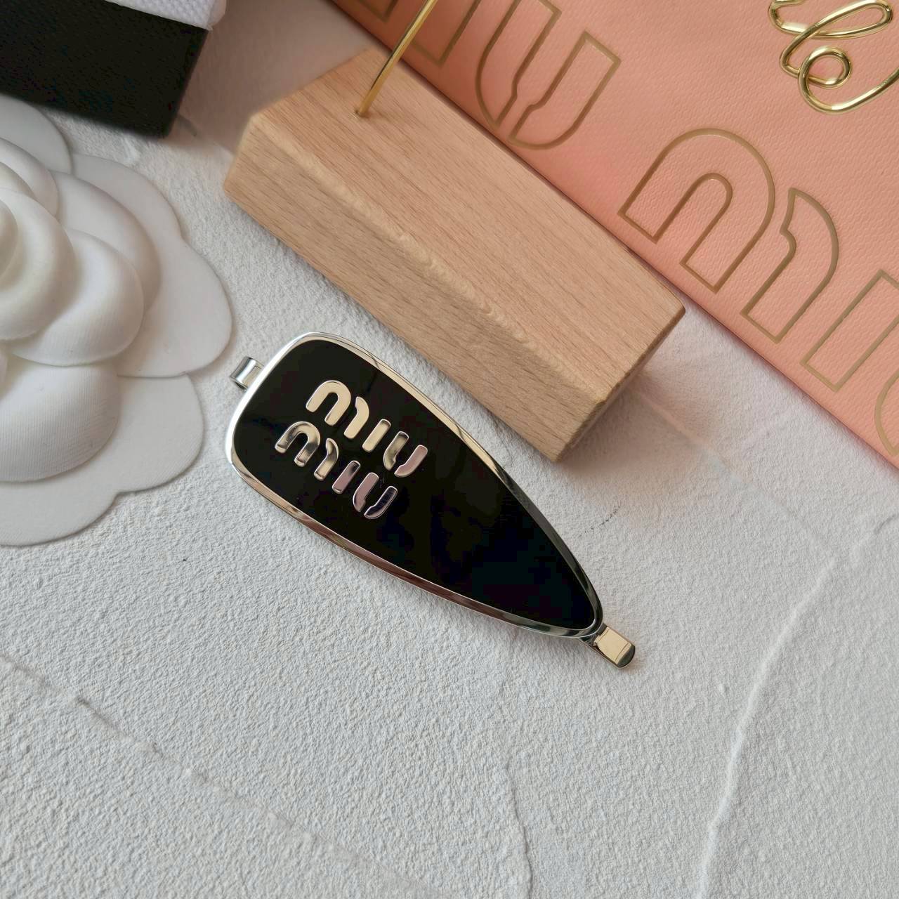 PP11970 กิ๊บ MIU(ดำ-เงิน)