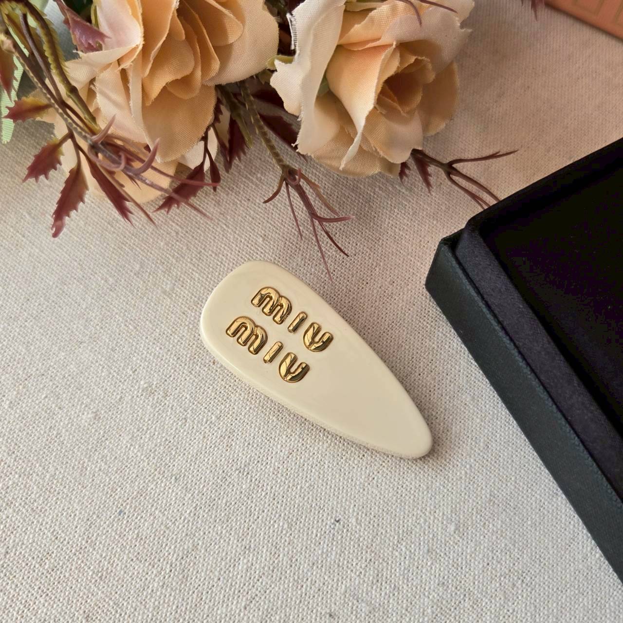 PP11771 กิ๊บ MIU แถมกล่อง(ครีม)