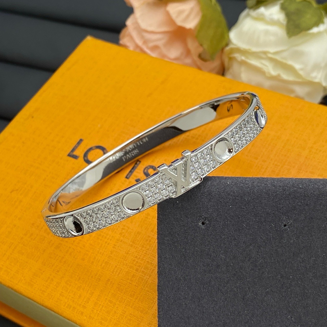 O1336 กำไลข้อมือ L